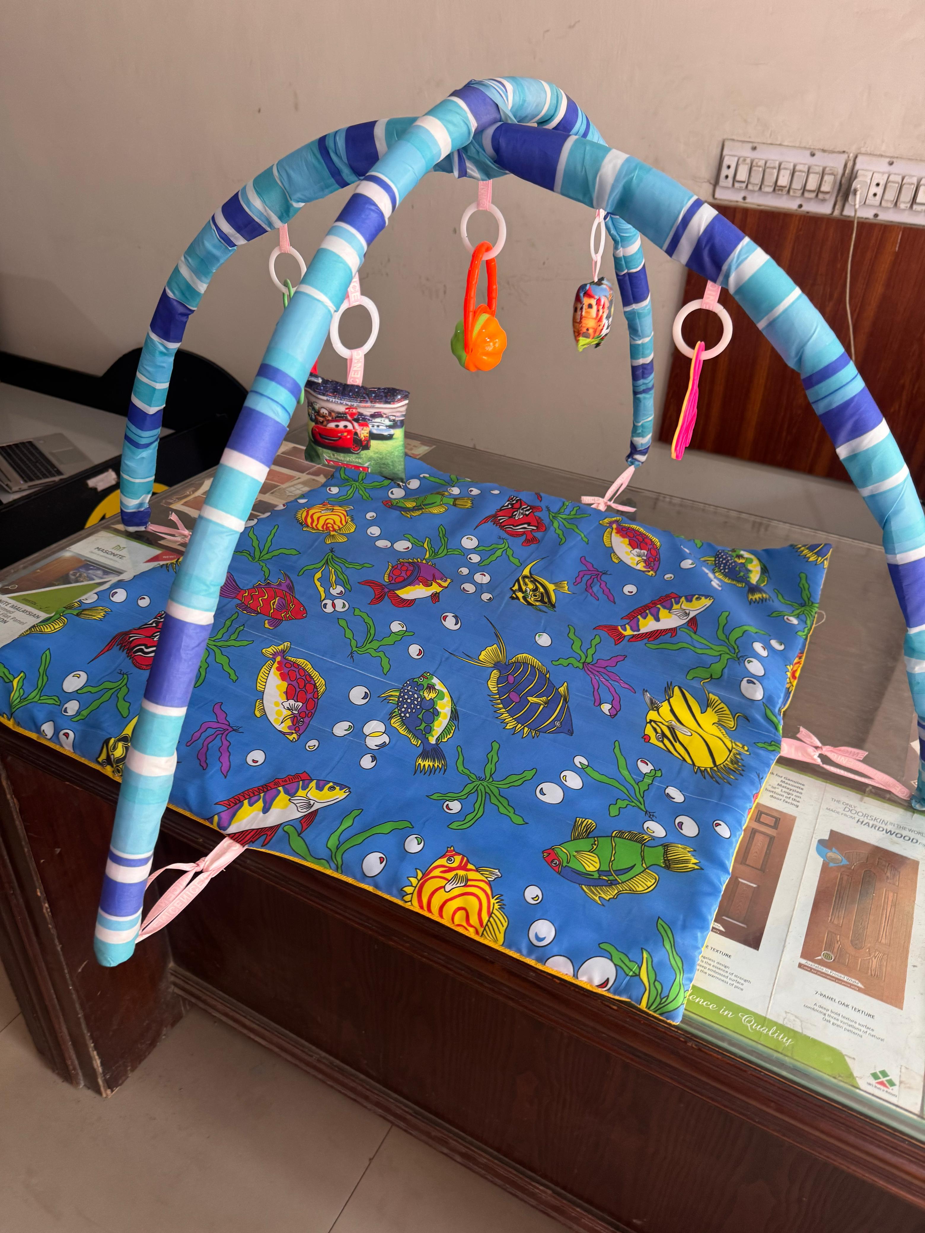 Fisher-Price Simply Senses Newborn Sensory Gym – Baby Activity Mat with 6 Toys